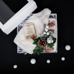 Dovanų rinkinys GINTARAI dovanų dėžutėje. Kepurė ir plaušinė 