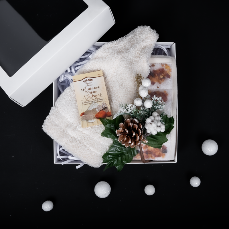 Dovanų rinkinys GINTARAI dovanų dėžutėje. Kepurė ir plaušinė
