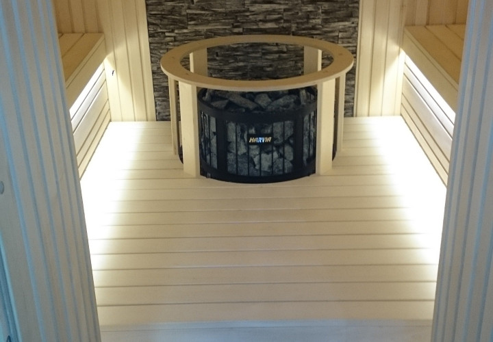 Kompaktiška sauna su dekoratyvine akmens siena