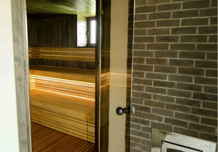 Sauna su tamsia apdaila ir langu