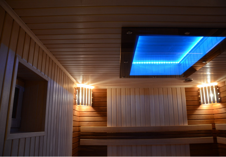 Sauna su malkine krosnele ir stiklo lubomis