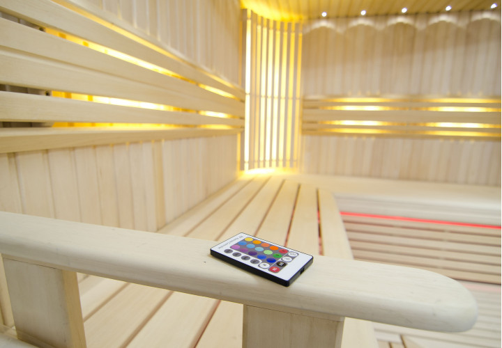 Šviesi sauna su valdomu LED apšvietimu