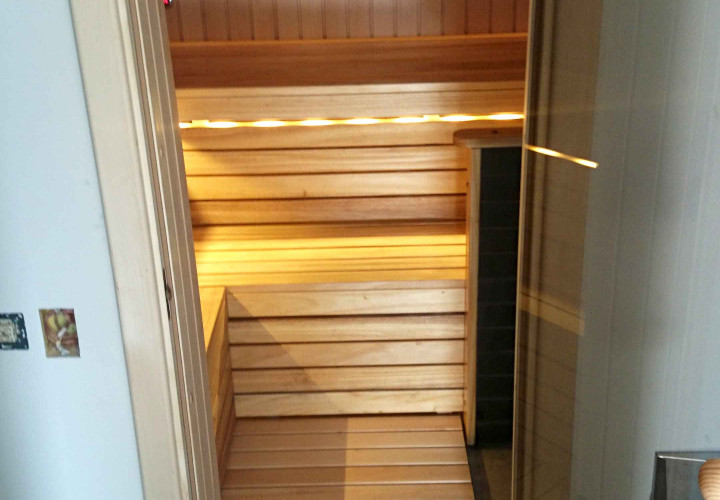 Sauna su juodalksnio gultais ir automatizuota vandens ir kvapų sistema