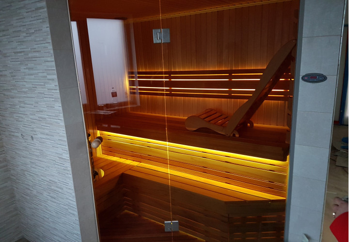 Sauna su ergonominiu gultu ir abachi mediena