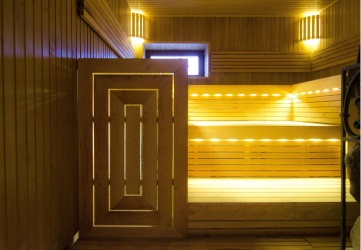 Sauna su trijų lygių juodalksnio medienos gultais