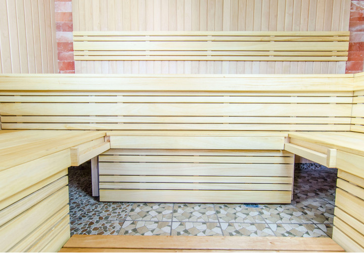 Sauna su stumdomu gultu ir druskos siena