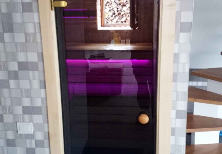 Sauna su kontrastine apdaila ir akumuliacine krosnele