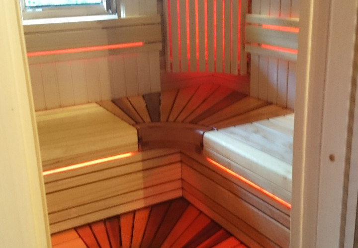 Sauna su uždaro tipo krosnele ir langu