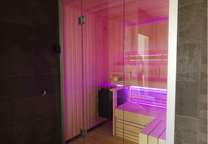 Sauna su spalvotu LED apšvietimu ir garso sistema