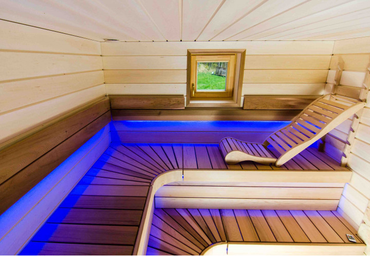 Sauna su akumuliacine krosnele ir išorine pakura