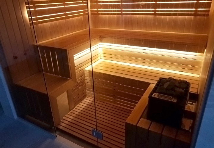 Sauna su stiklo vitrina ir vaizdu į baseiną