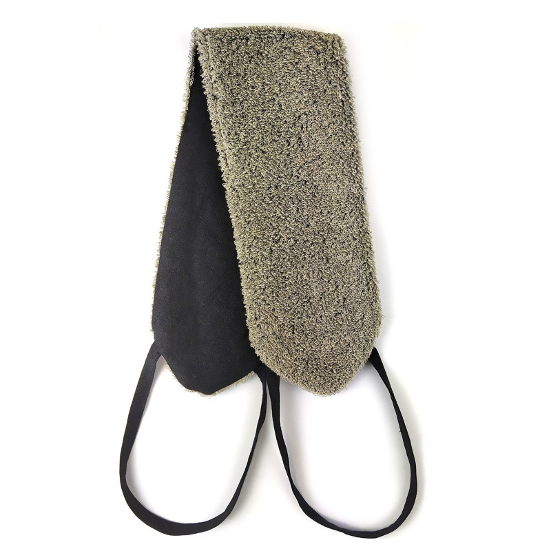 Plaušinė su juodomis rankenomis