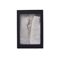 Dovanų rinkinys dovanų dėžutėje JAI. Moteriška pirties kepurė ir prijuostė - LININĖ, siuvinėta