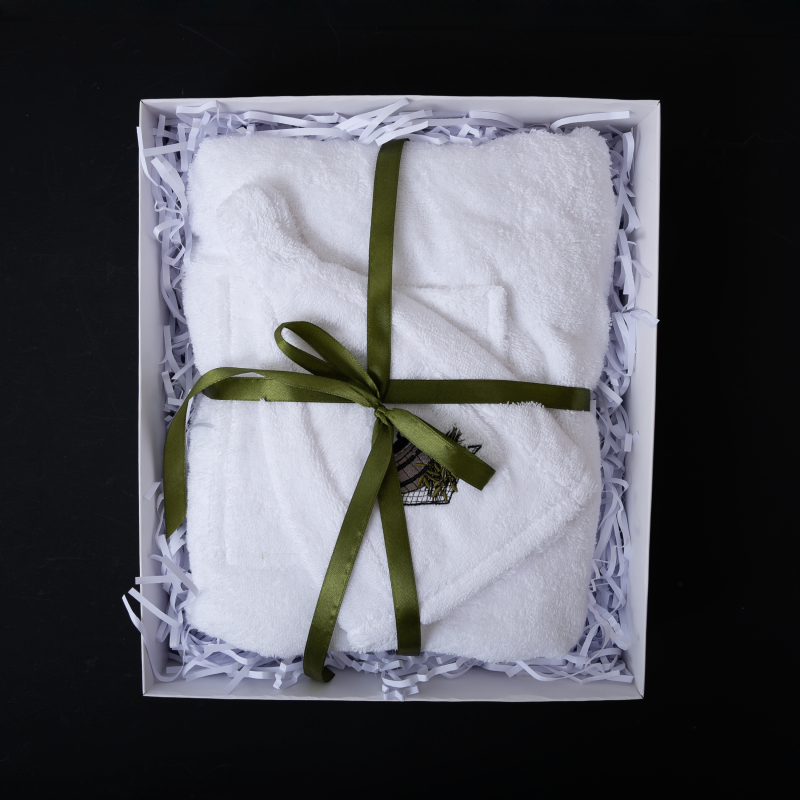 Dovanų rinkinys Jai - BALTAS, 75x140 cm, dovanų dėžutėje. Prijuostė ir kepurė pirčiai