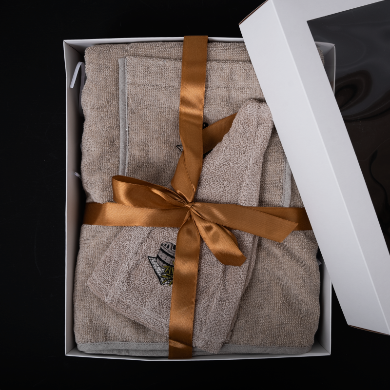 Dovanų rinkinys Jai - LINAS, 75x140 cm, dovanų dėžutėje. Prijuostė ir kepurė pirčiai