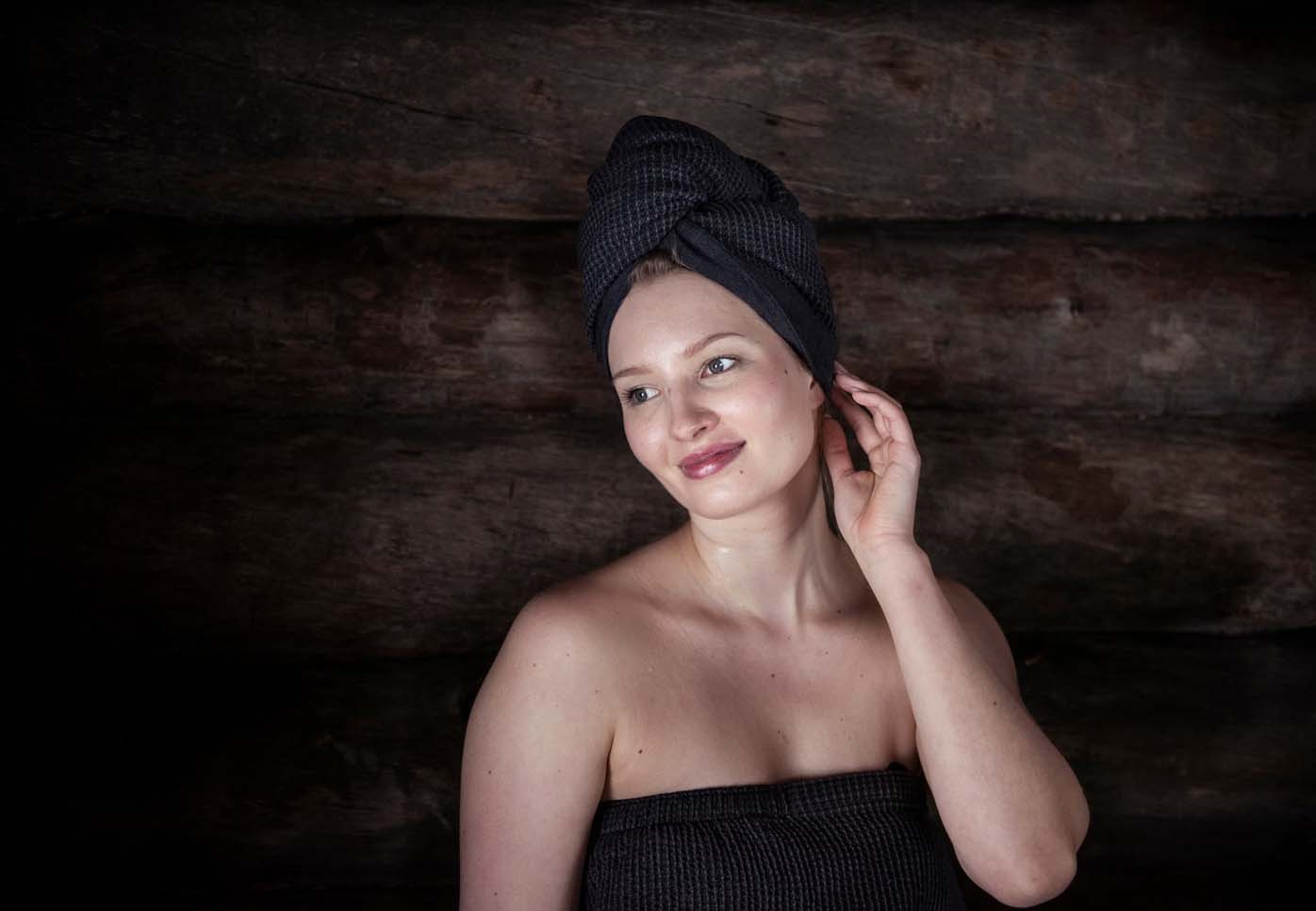 Žena v sauně s ručníkem na vlasy