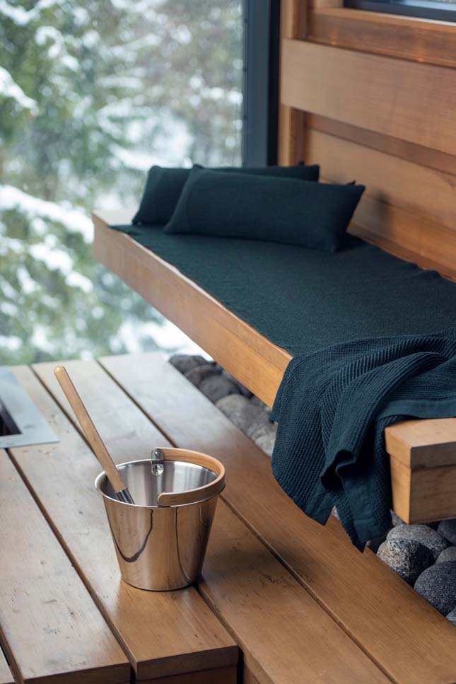 Saunové lavice s ručníky a polštáři