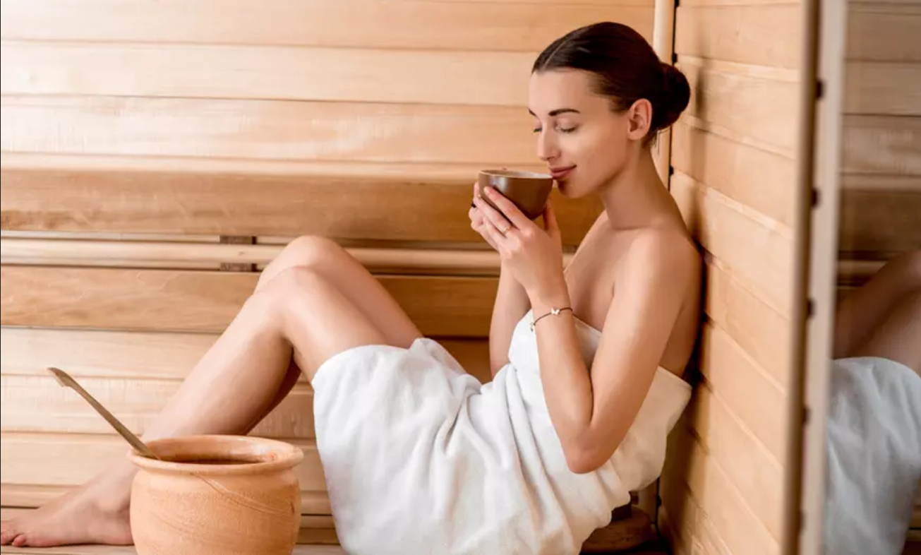 moteris geria arbatą pirtyje