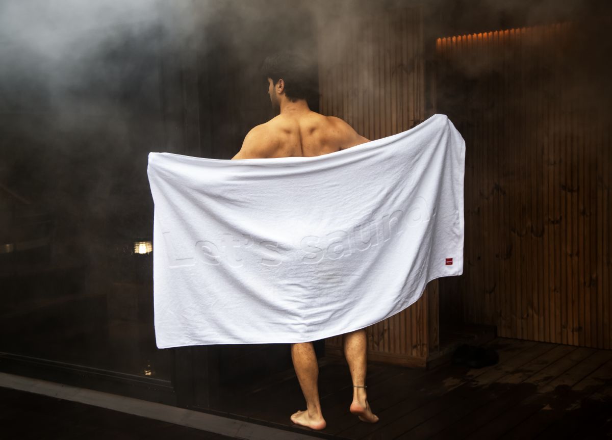 Muž s ručníkem do sauny