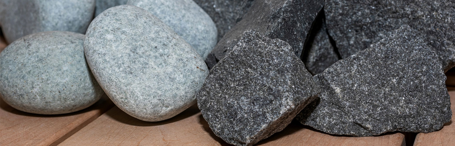 Saunos reikmenys - kaip išsirinkti ir prižiūrėti pirties akmenis bei druskas