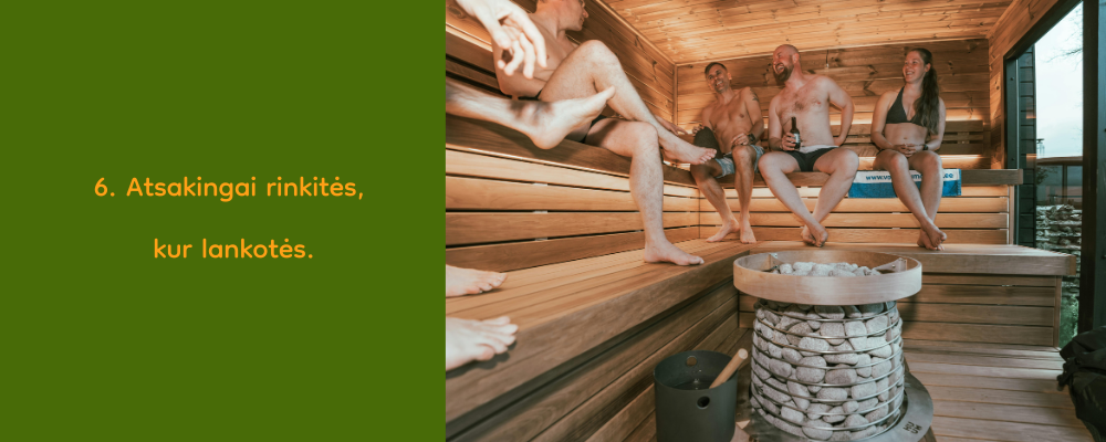 Didelė kompanija sėdi pirtyje