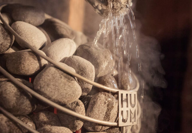 Elektrinė pirties krosnelė: kaip teisingai pilti vandenį, kad jos nesugadintum