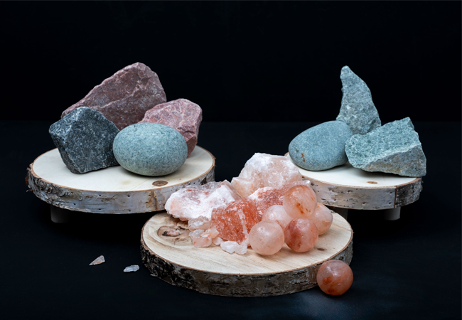 Saunos reikmenys - kaip išsirinkti ir prižiūrėti pirties akmenis bei druskas