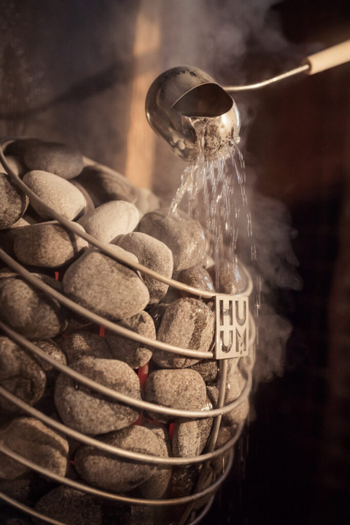 kaip teisingai pilti vandenį ant elektrinės krosnelės akmenų