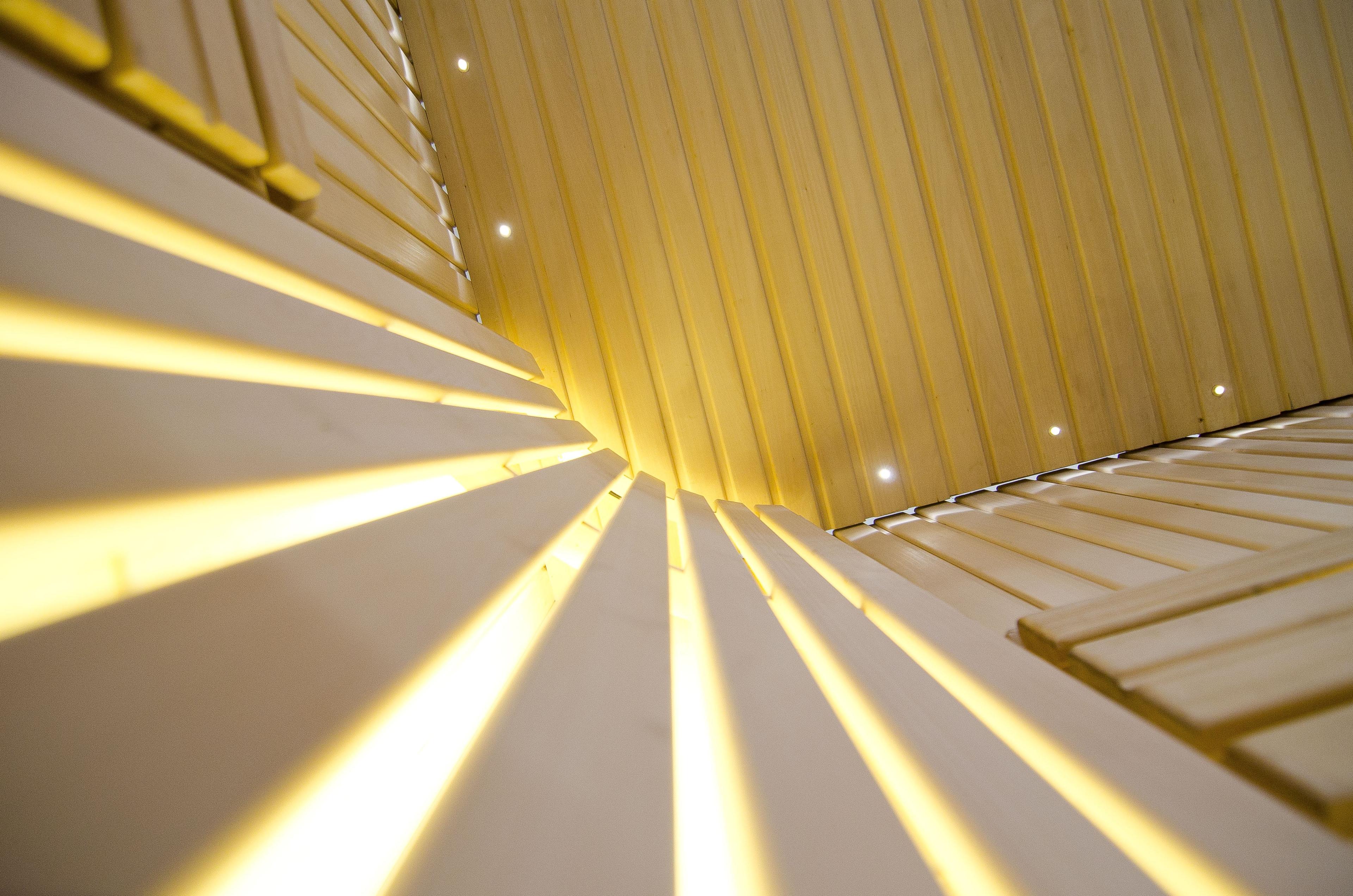 Šviesi sauna su valdomu LED apšvietimu