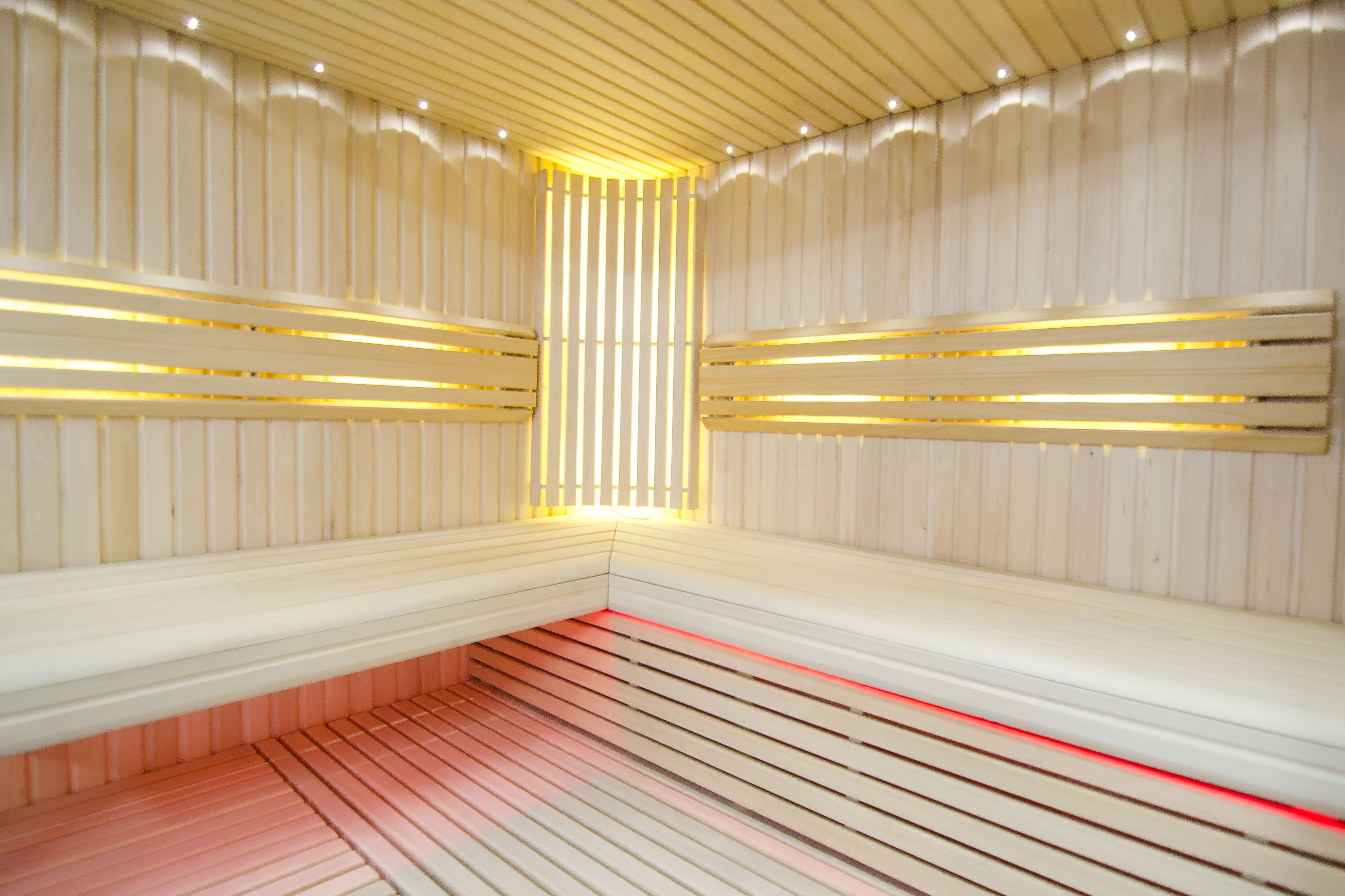 Šviesi sauna su valdomu LED apšvietimu