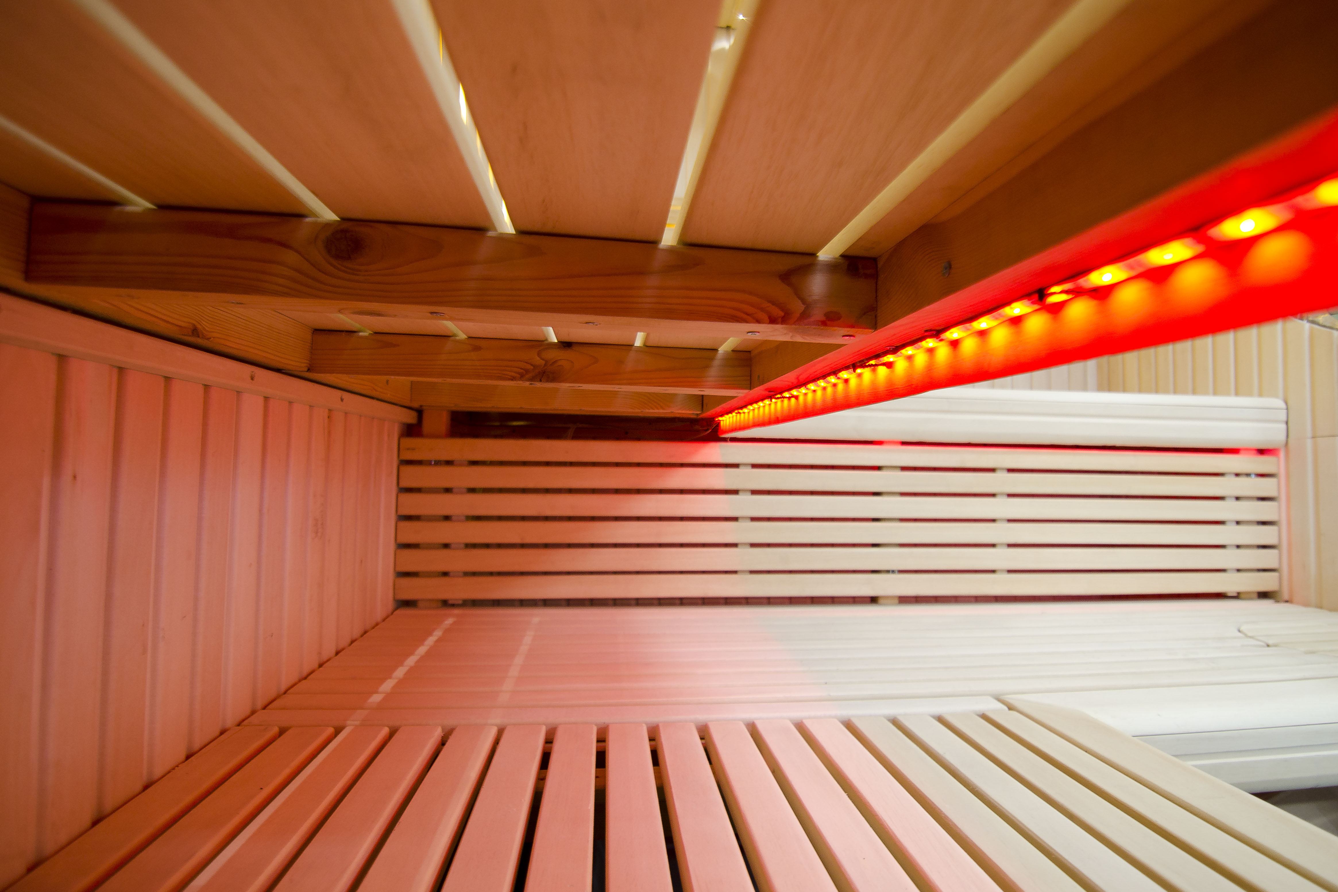 Šviesi sauna su valdomu LED apšvietimu