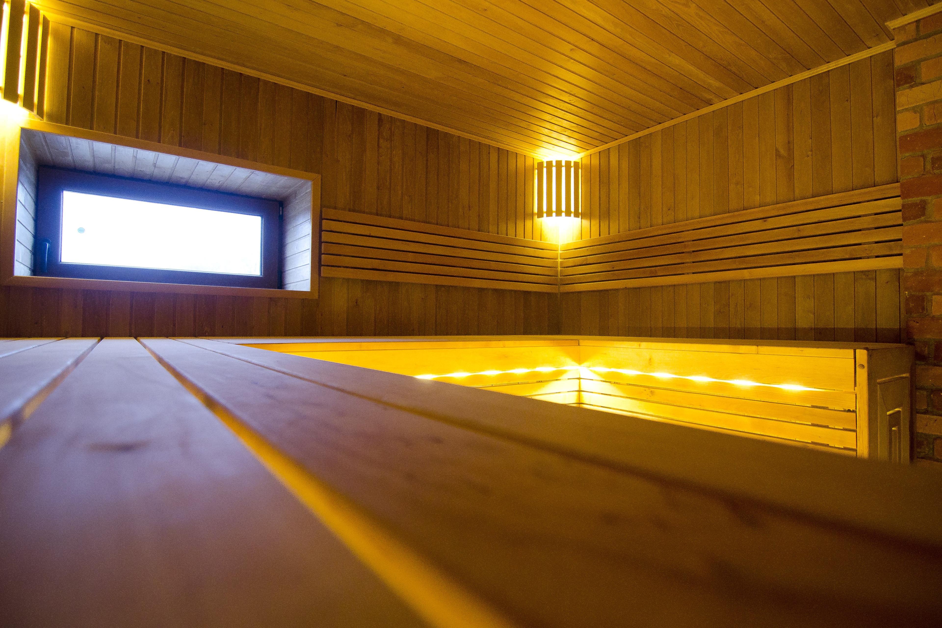 Sauna su trijų lygių juodalksnio medienos gultais