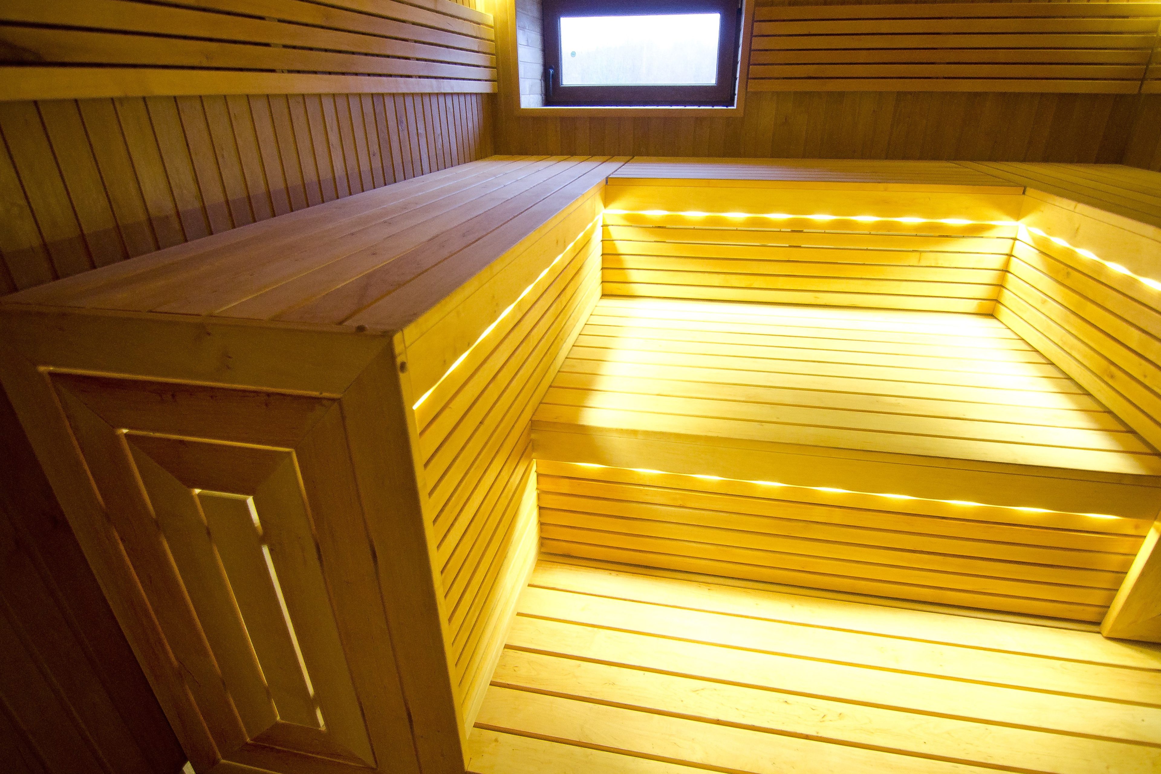 Sauna su trijų lygių juodalksnio medienos gultais