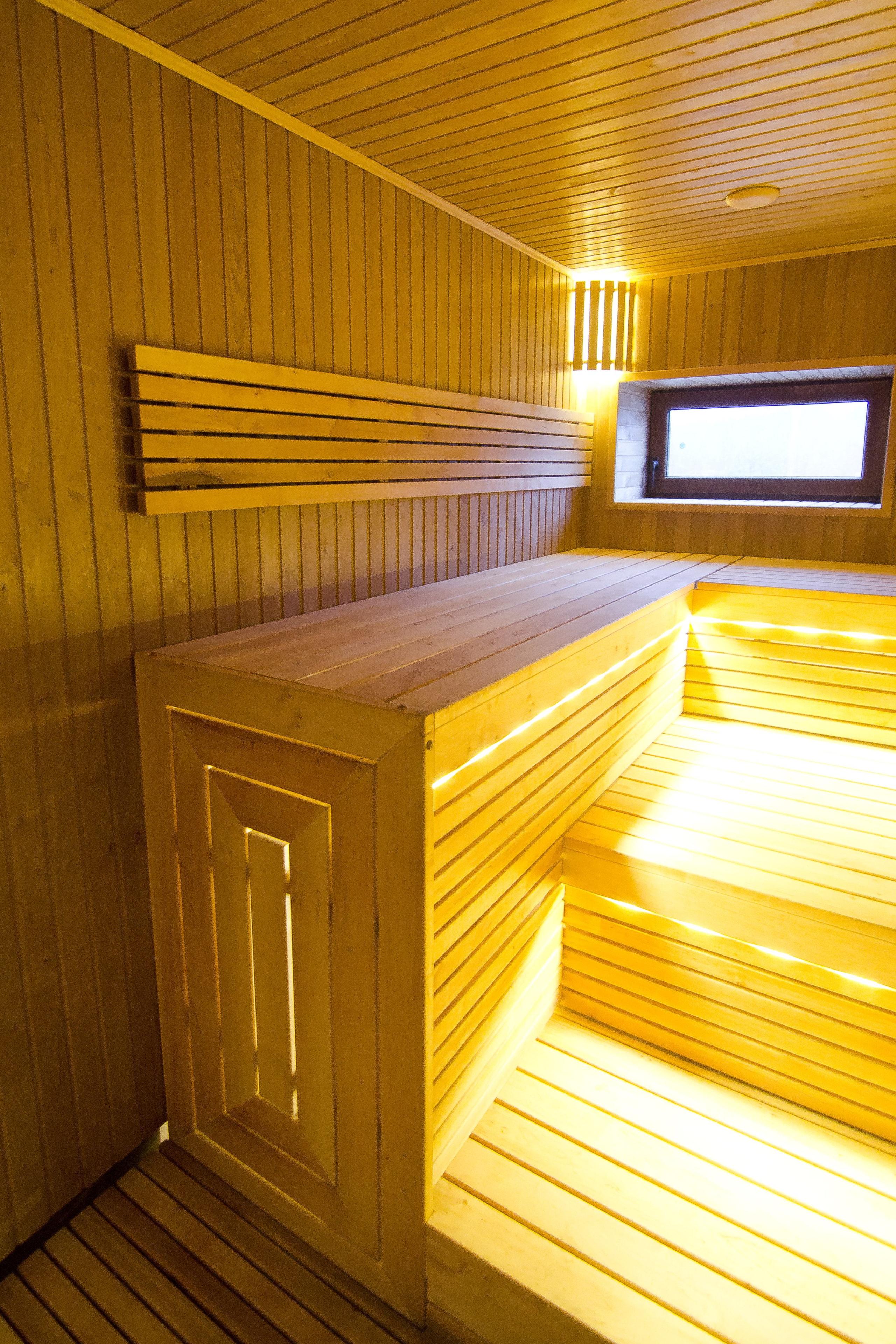 Sauna su trijų lygių juodalksnio medienos gultais