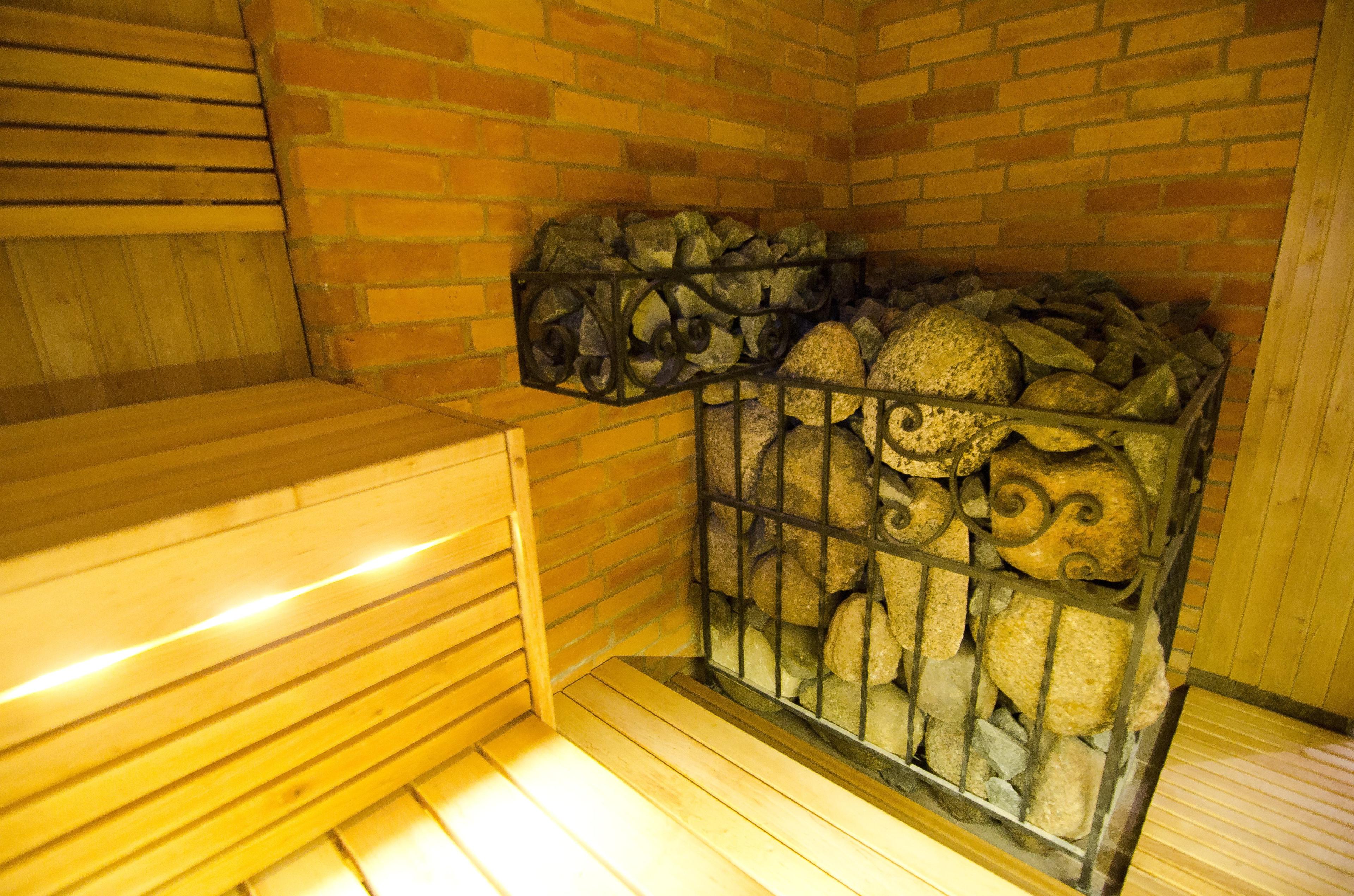 Sauna su trijų lygių juodalksnio medienos gultais