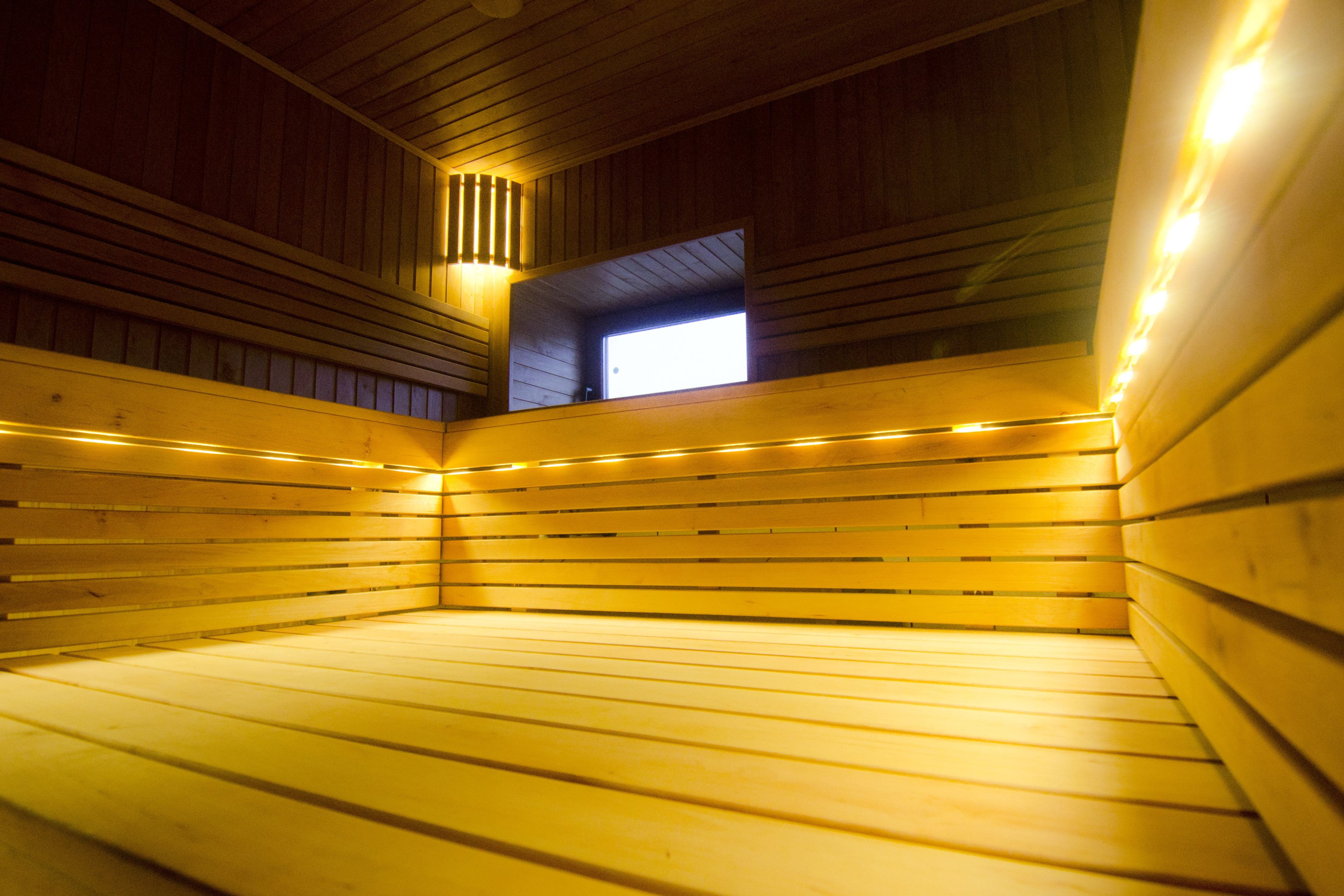 Sauna su trijų lygių juodalksnio medienos gultais