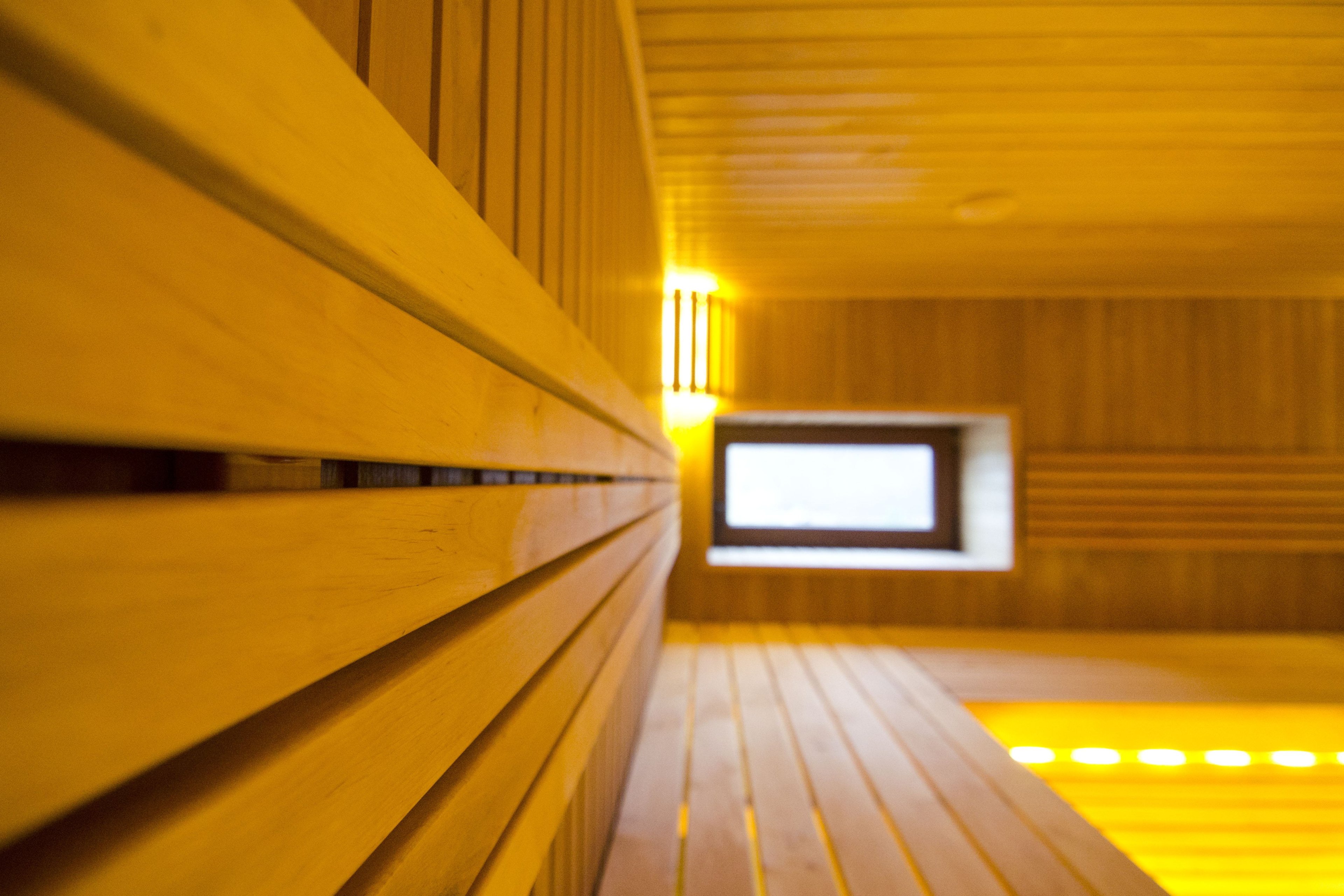 Sauna su trijų lygių juodalksnio medienos gultais