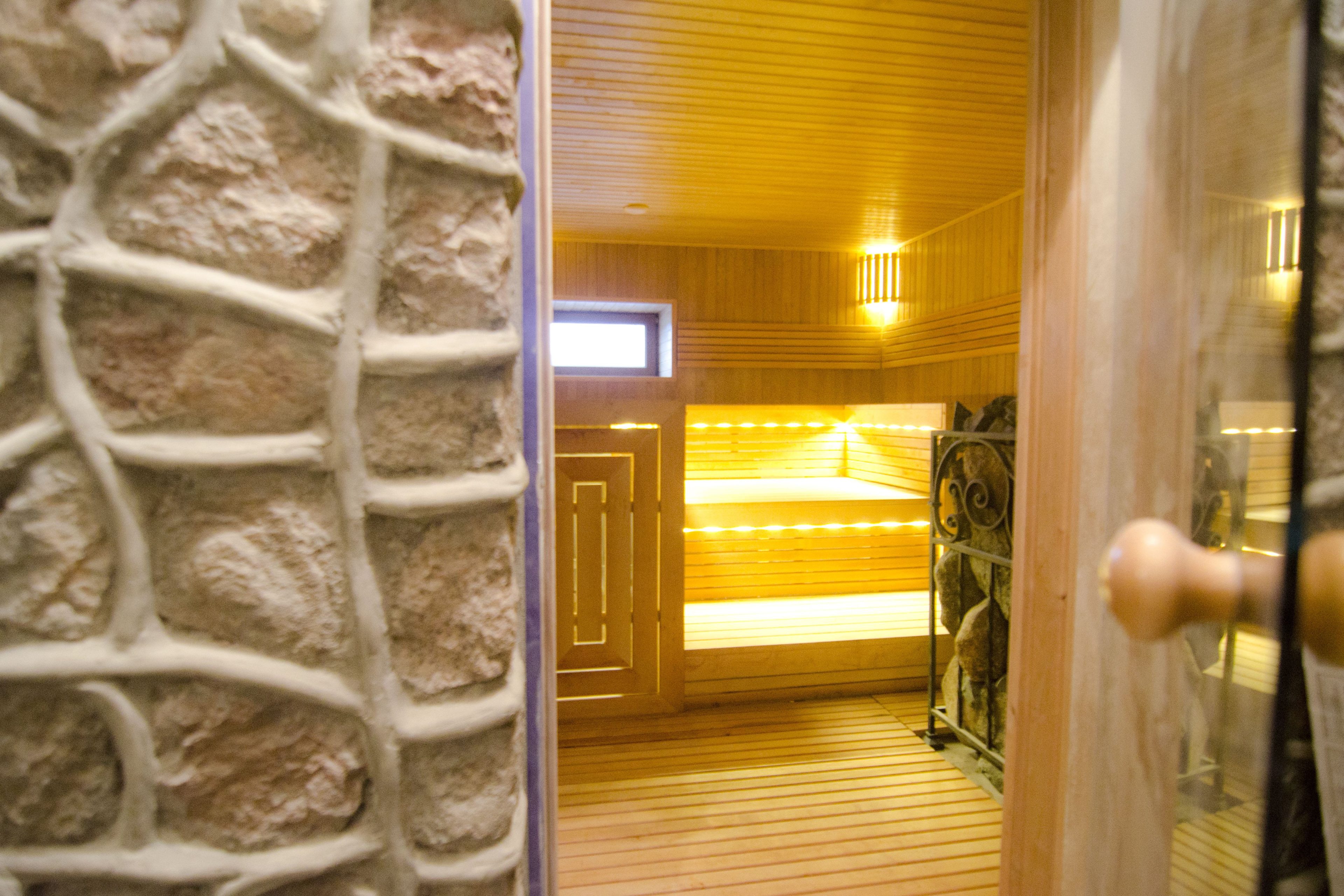Sauna su trijų lygių juodalksnio medienos gultais