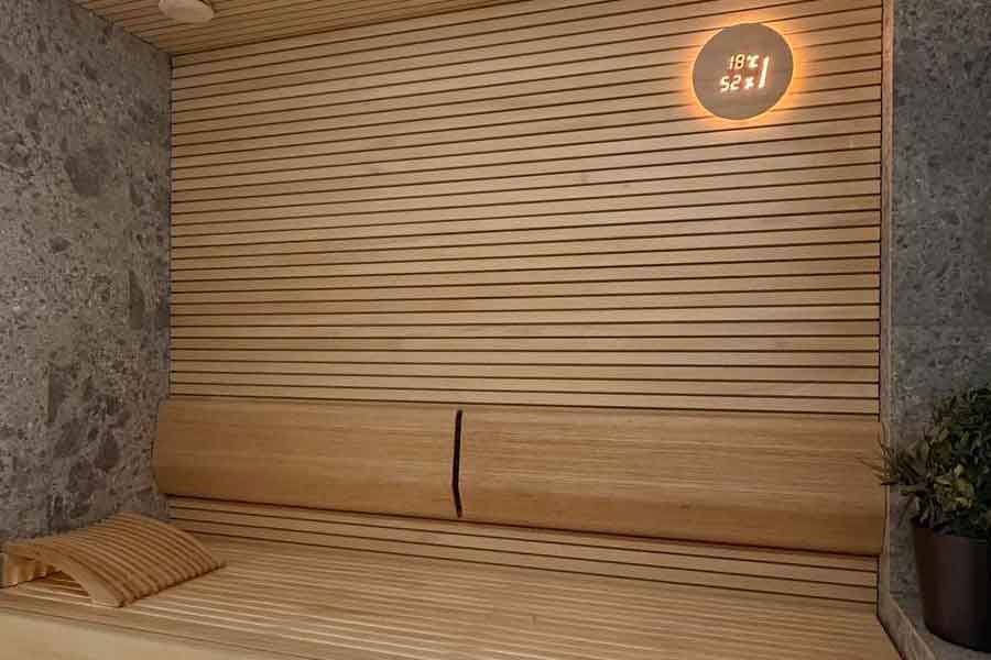 Sauna su medžio ir akmens apdaila