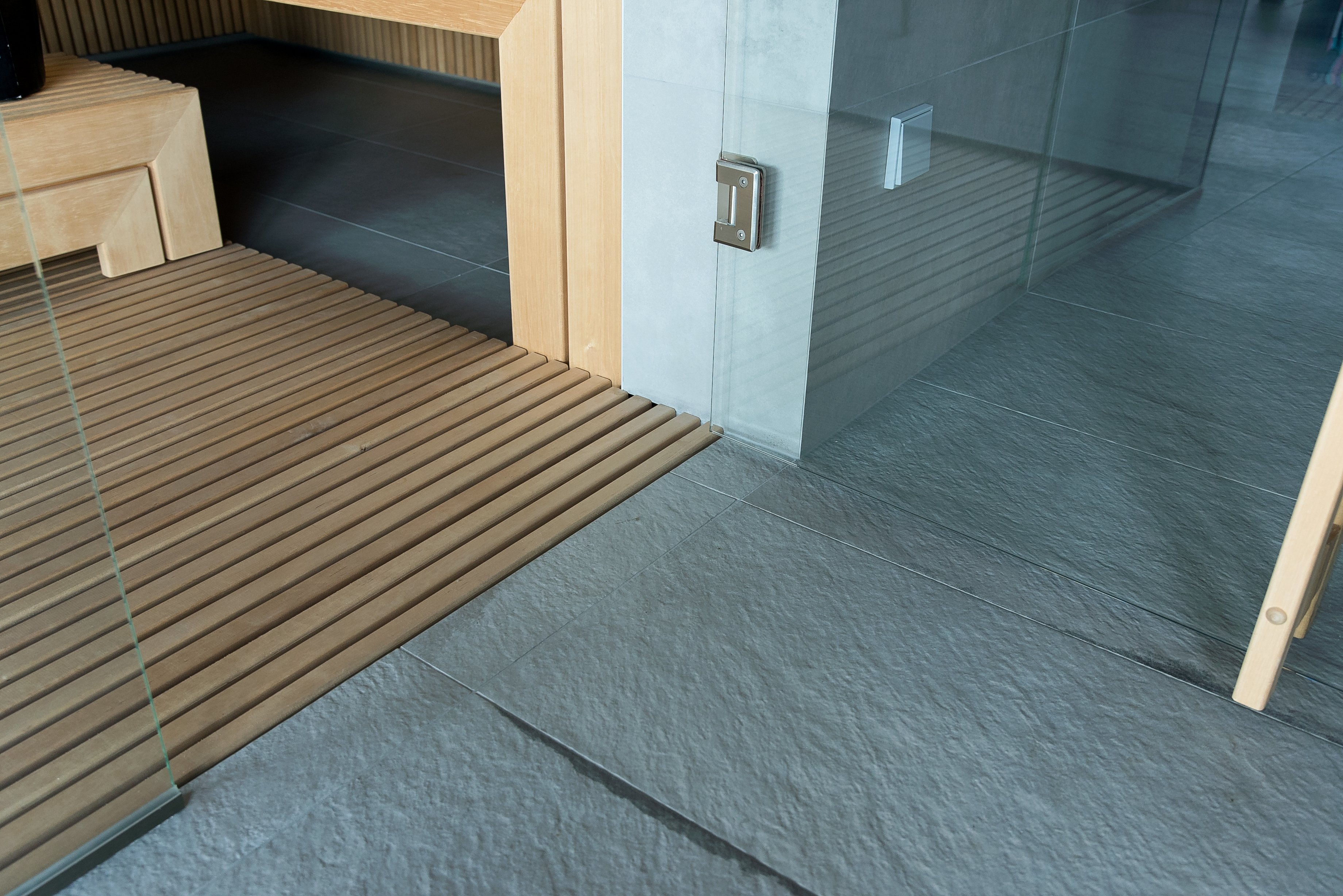 Moderni sauna su garo funkcija ir stiklo vitrina