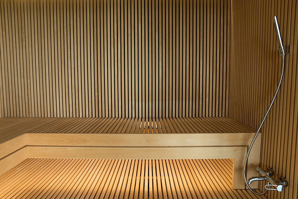 Moderni sauna su garo funkcija ir stiklo vitrina