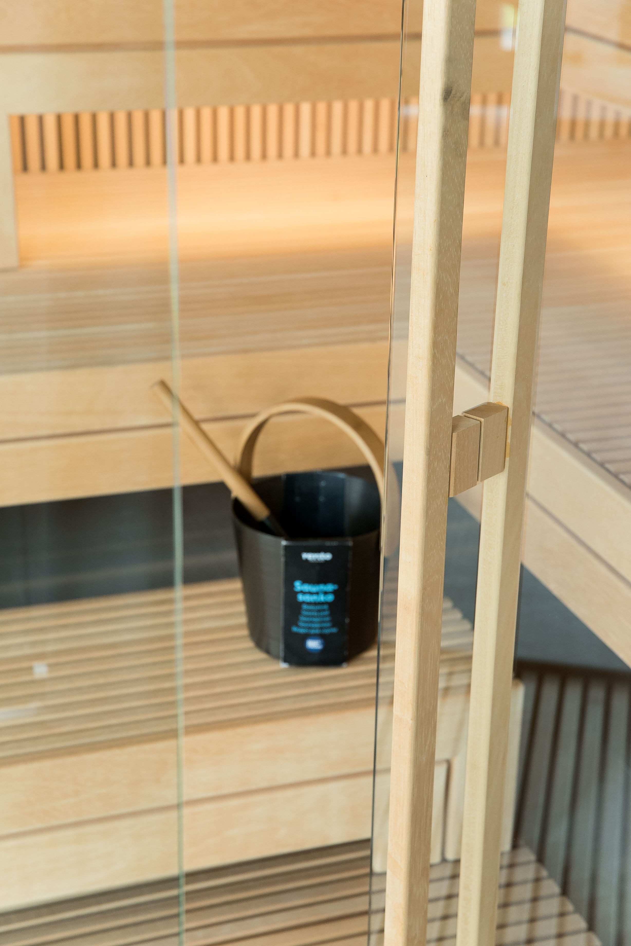 Moderni sauna su garo funkcija ir stiklo vitrina
