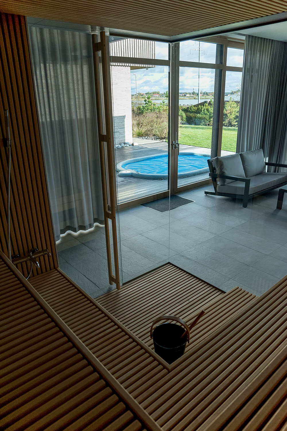 Moderni sauna su garo funkcija ir stiklo vitrina