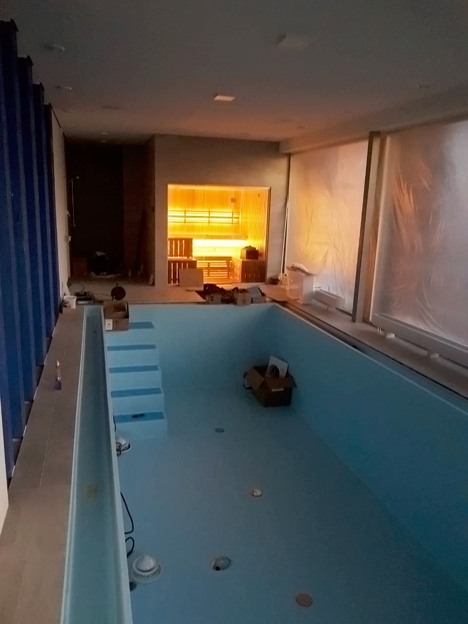 Sauna su stiklo vitrina ir vaizdu į baseiną