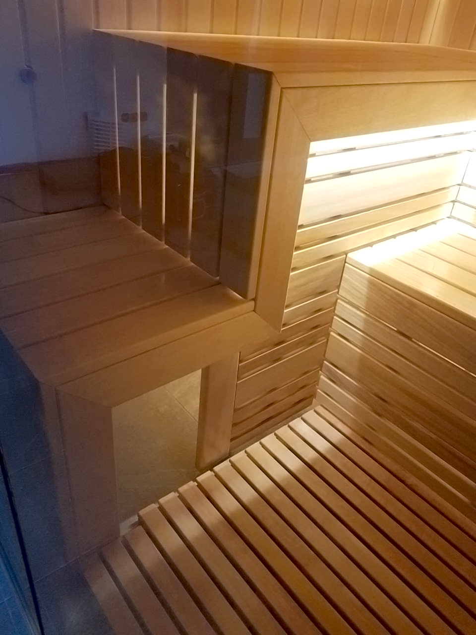 Sauna su stiklo vitrina ir vaizdu į baseiną