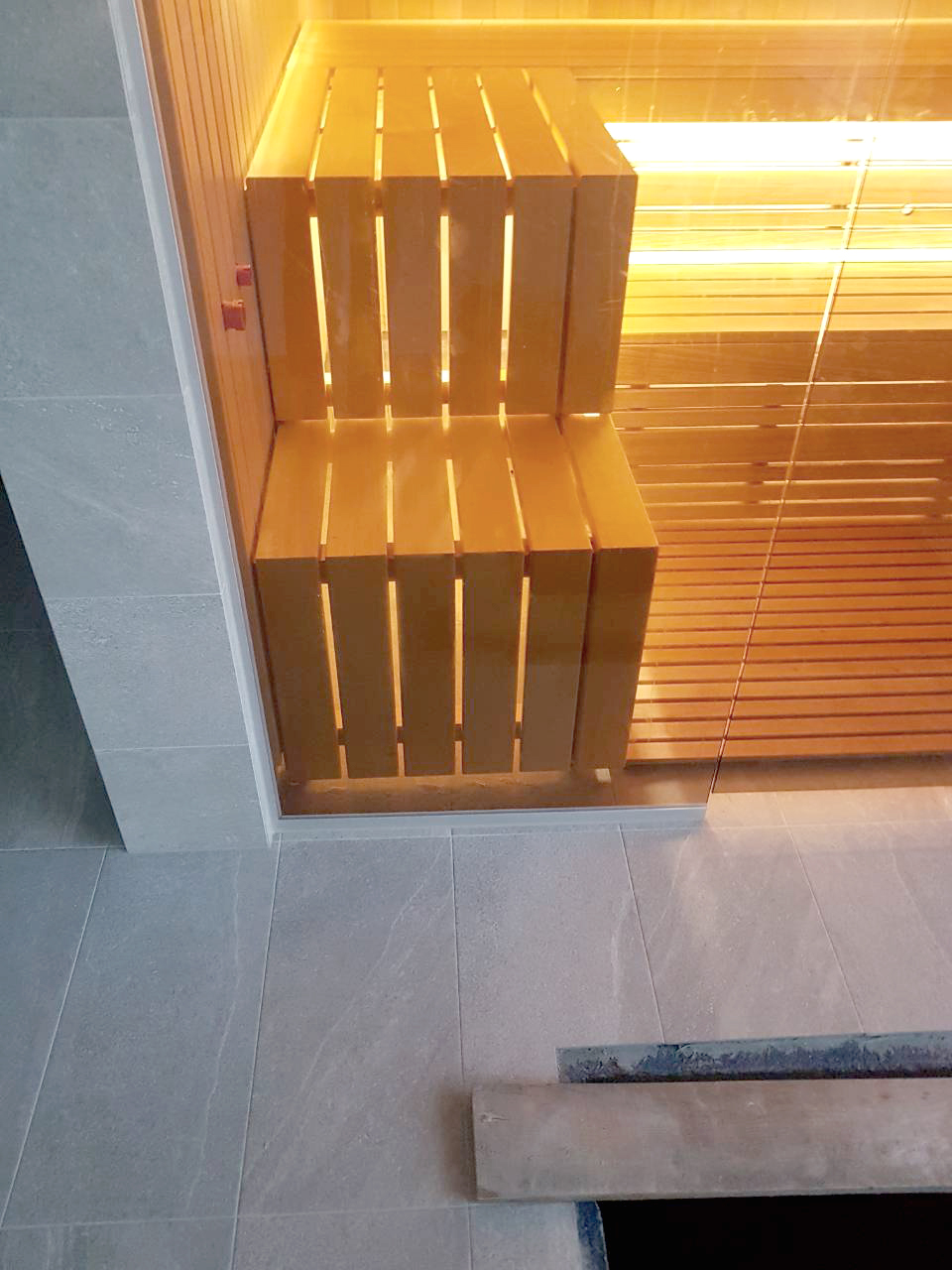 Sauna su stiklo vitrina ir vaizdu į baseiną