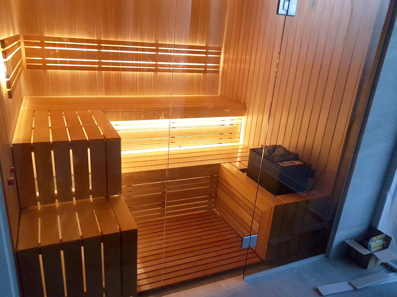 Sauna su stiklo vitrina ir vaizdu į baseiną