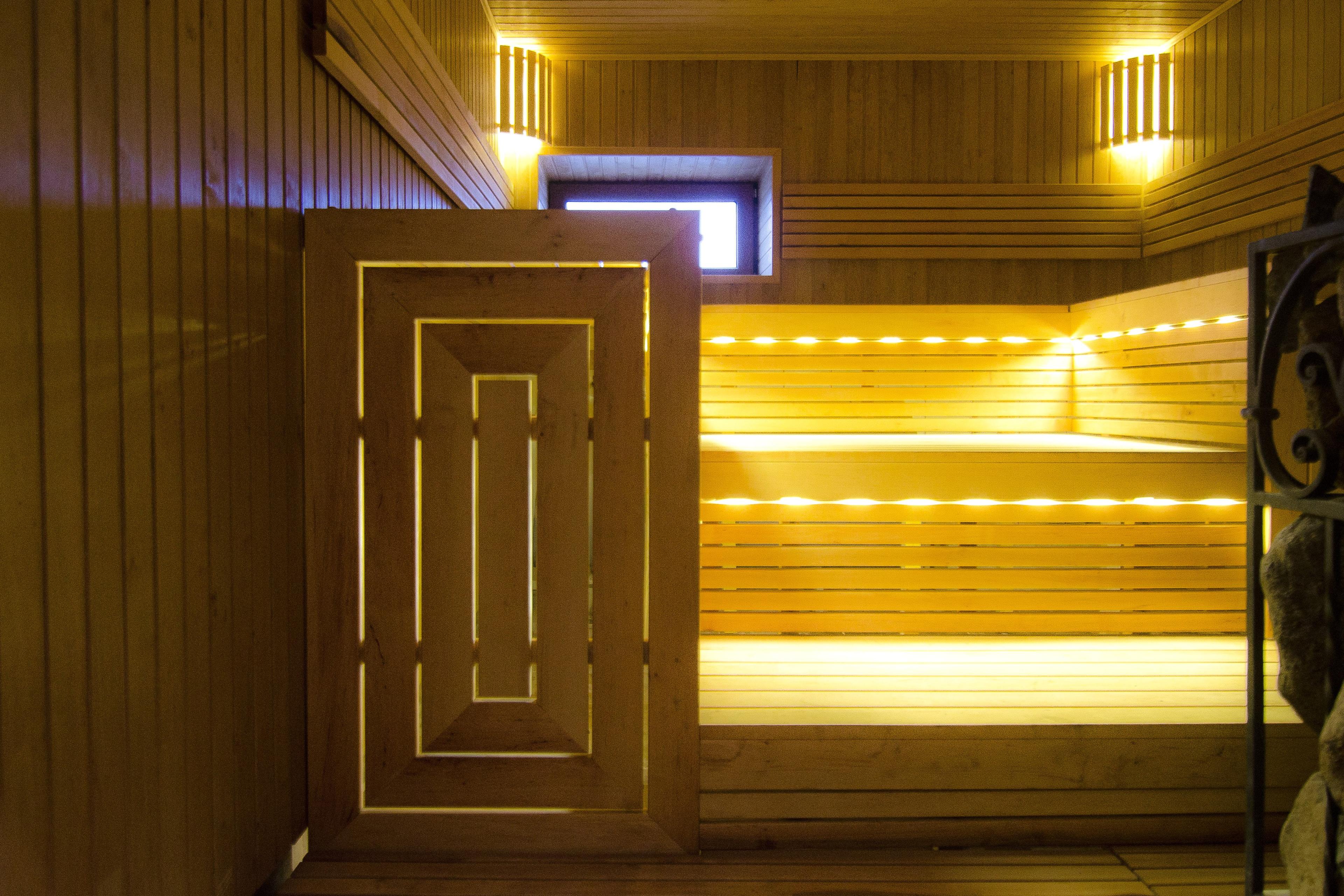 Sauna su trijų lygių juodalksnio medienos gultais