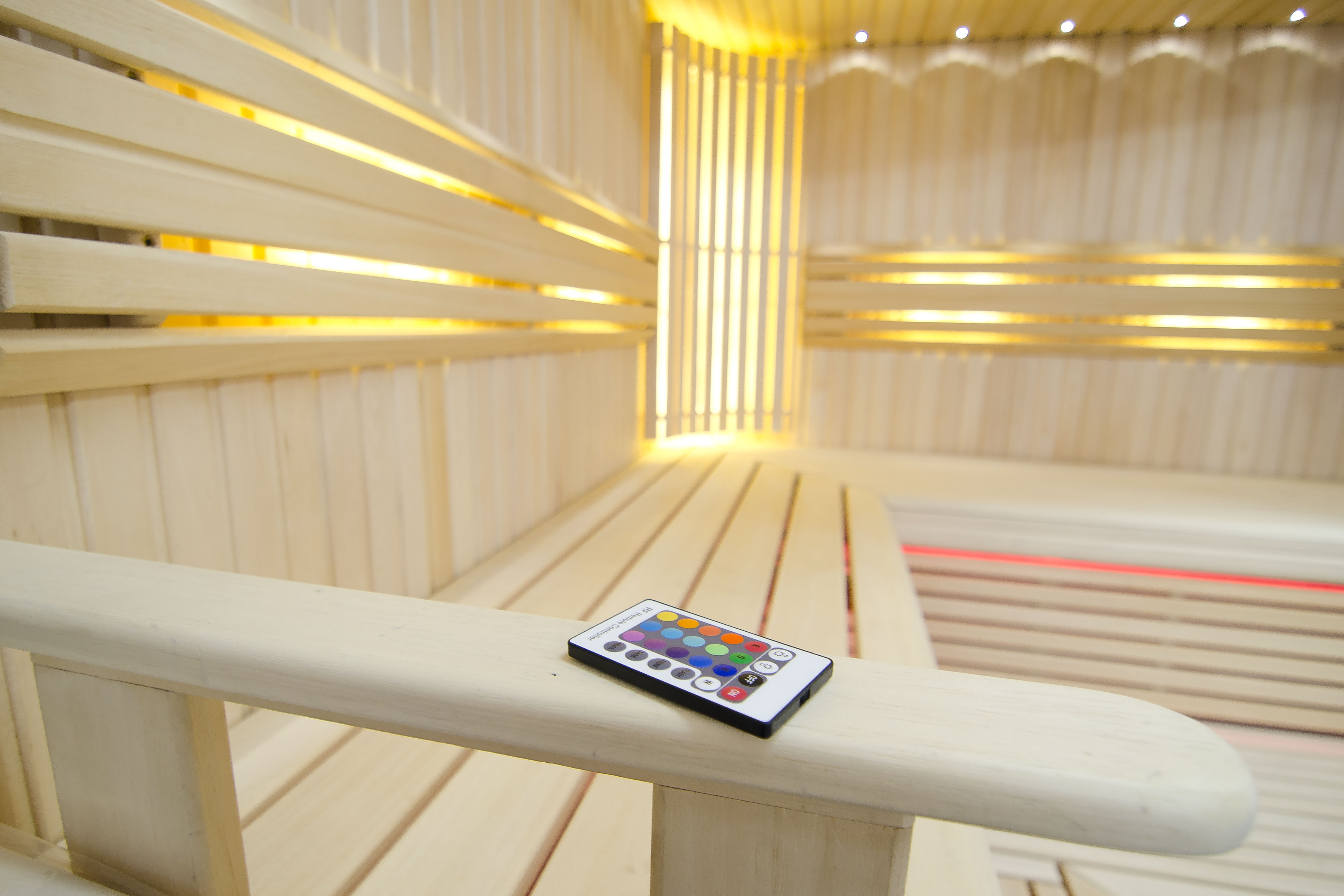 Šviesi sauna su valdomu LED apšvietimu
