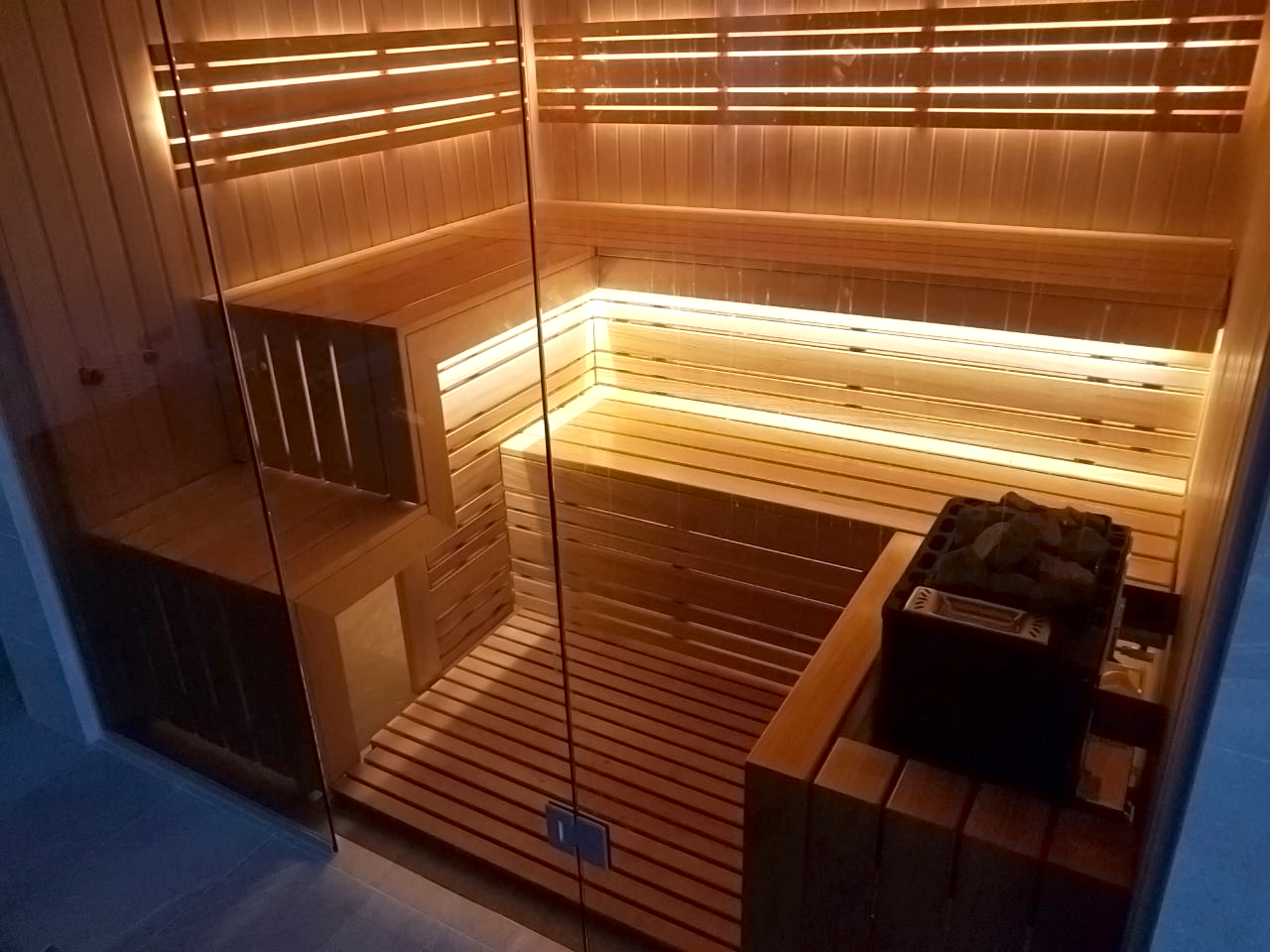 Sauna su stiklo vitrina ir vaizdu į baseiną